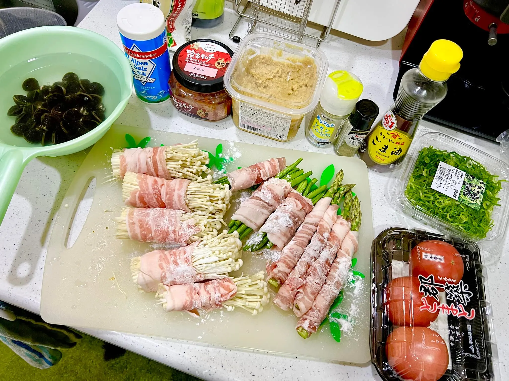 🍽️ 本日の夕食は、豚バラにアスパラ、インゲン、エノキを巻い...