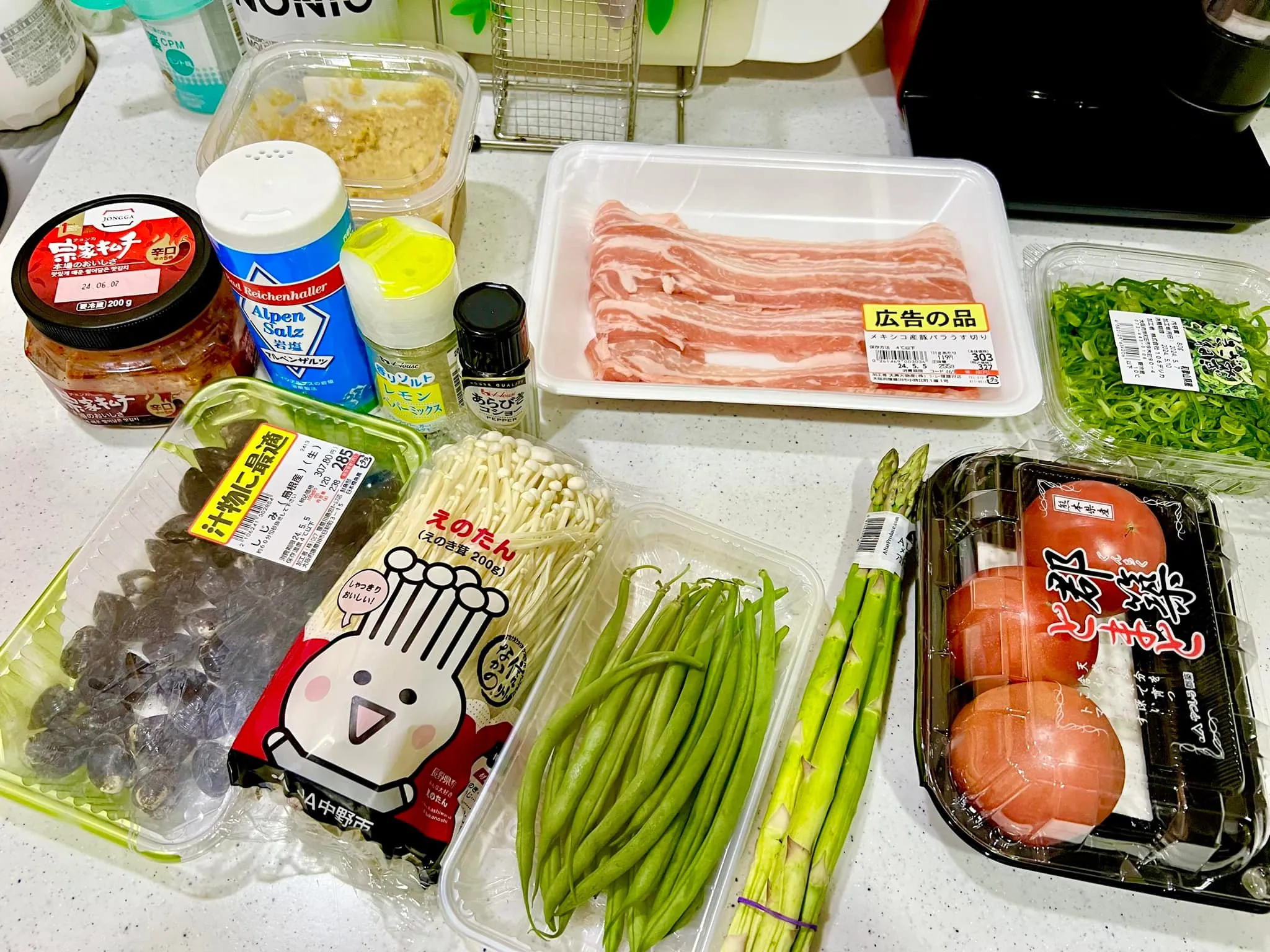 🍽️ 本日の夕食は、豚バラにアスパラ、インゲン、エノキを巻い...