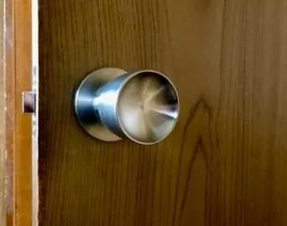 本日の鍵工事40年使用したユニロック錠前の交換でスムーズな動...