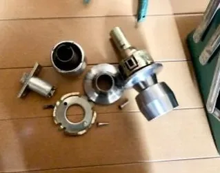 本日の鍵工事40年使用したユニロック錠前の交換でスムーズな動...