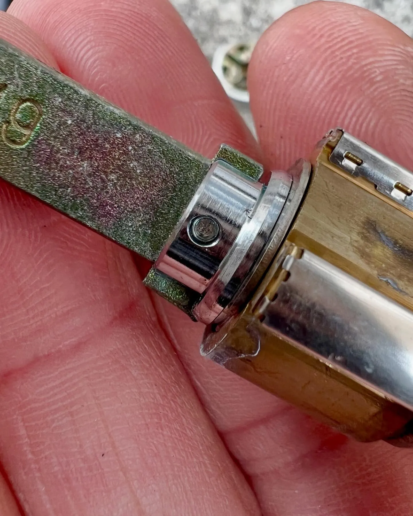 本日の鍵工事-引越し先の勝手口の鍵交換、迅速対応で完了!