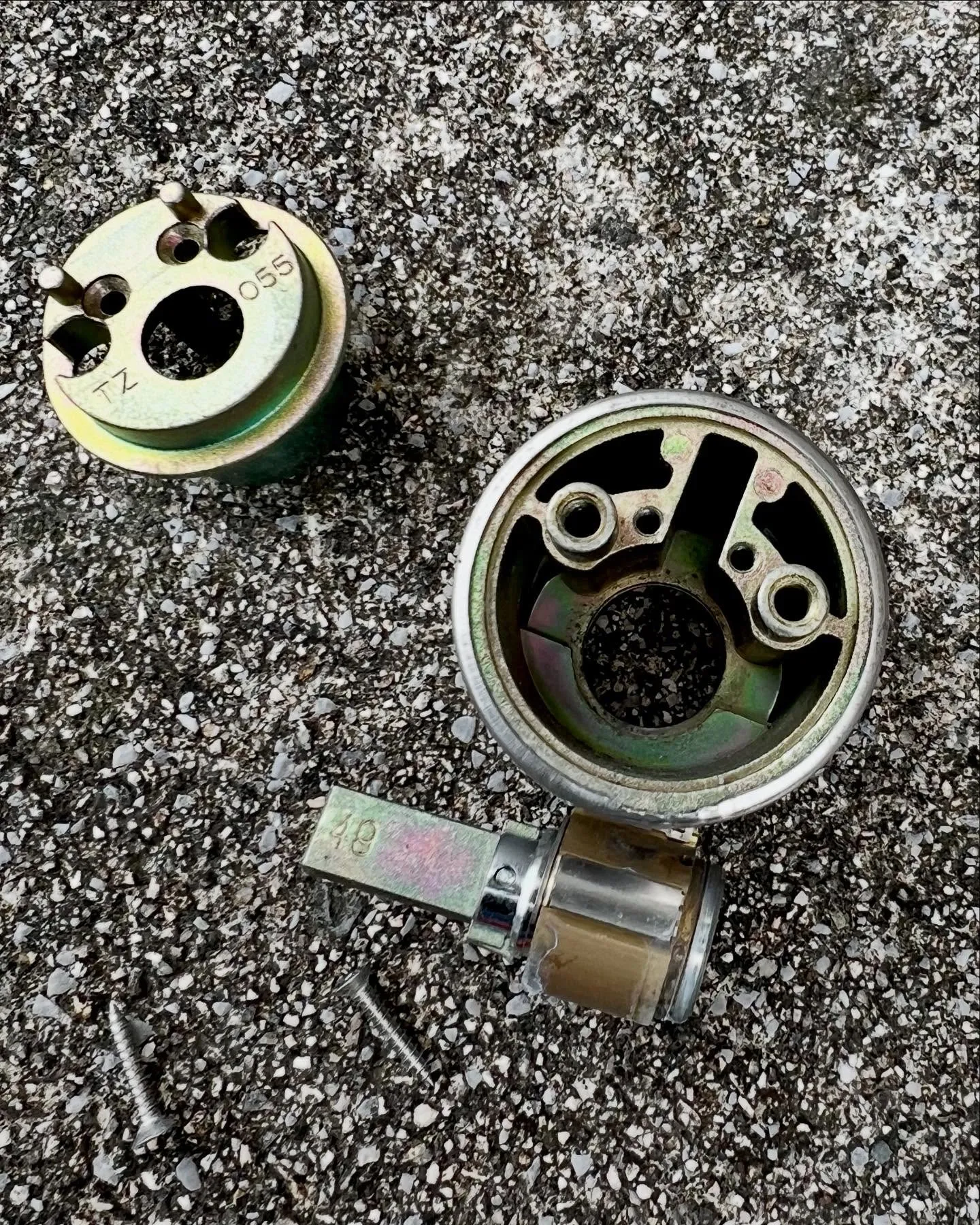 本日の鍵工事-引越し先の勝手口の鍵交換、迅速対応で完了!