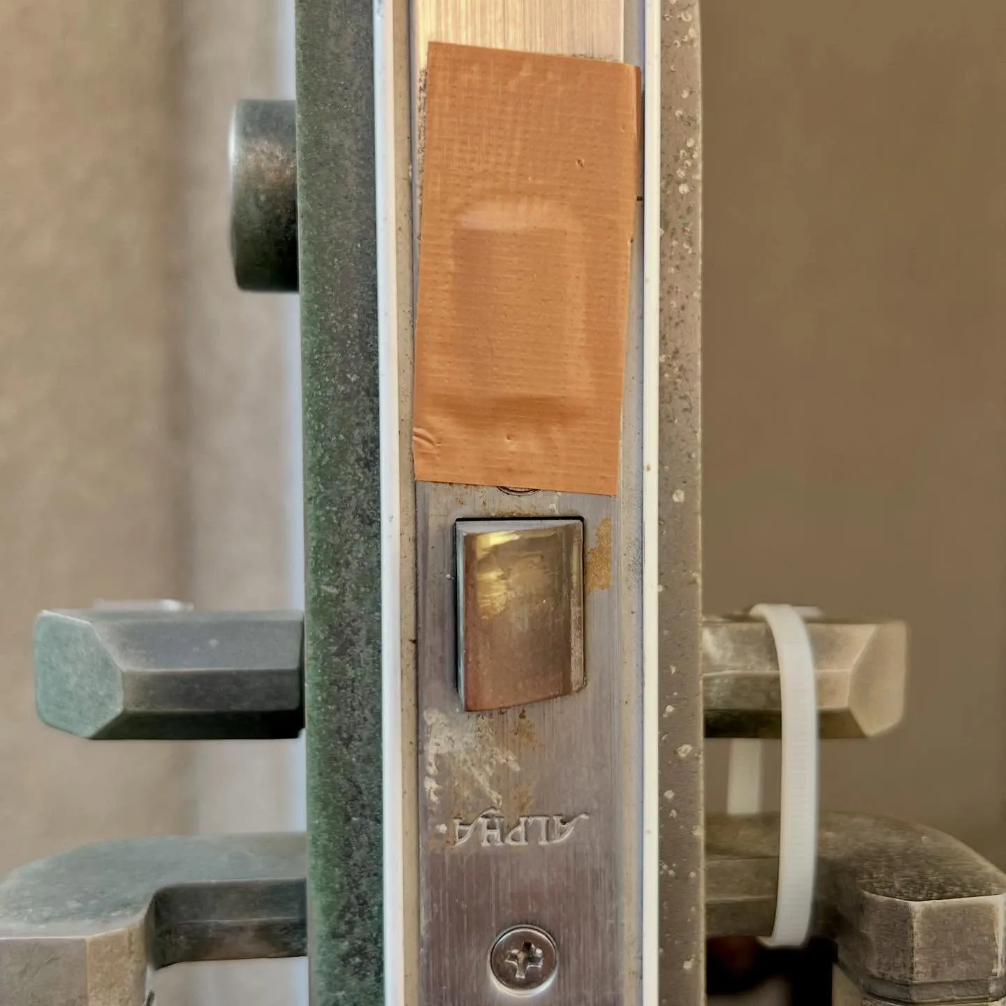 厄介な現場にも挑戦!新日軽ドアの鍵交換対応出来るか?🔧🚪