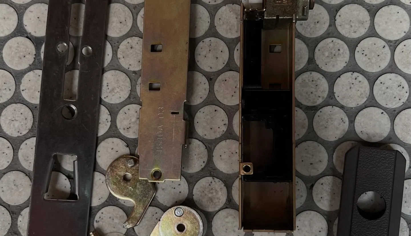 「引戸錠のトラブルを30分で解決！専門鍵屋の現場対応術」