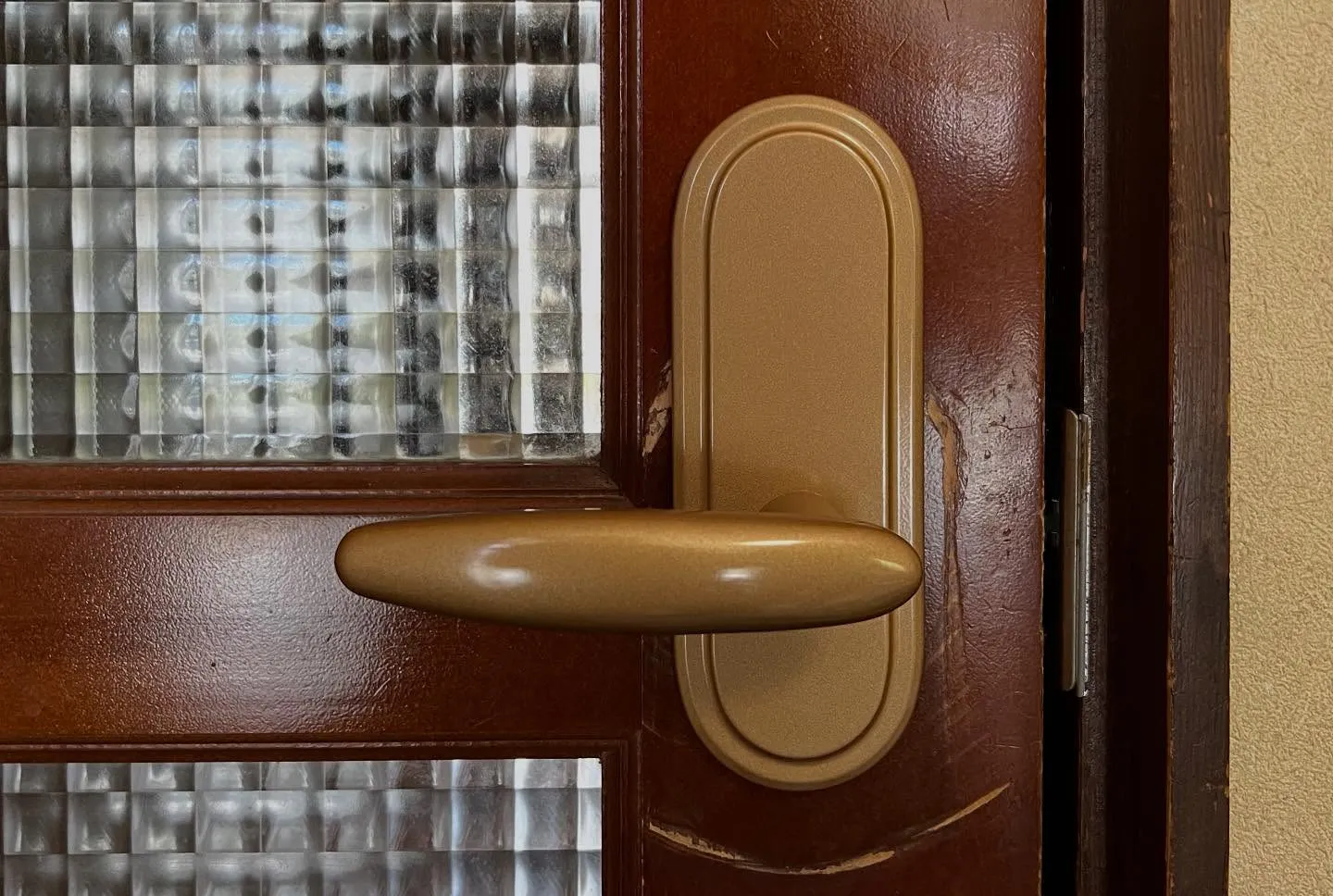 🔑 室内サムラッチの不具合、レバーハンドル錠に鍵交換で快適に...