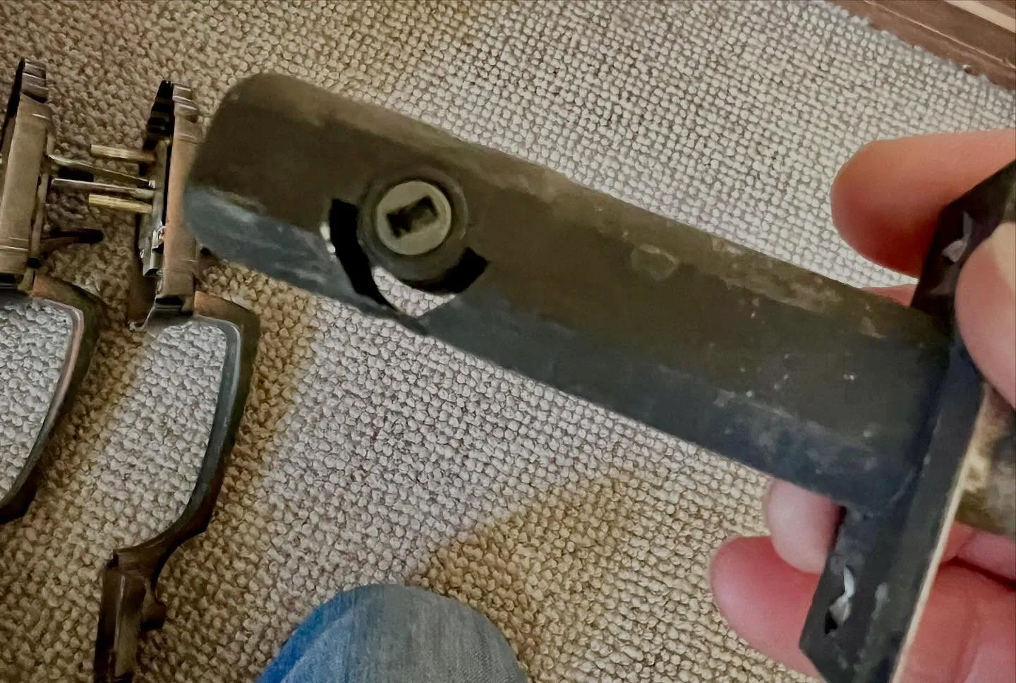 🔑 室内サムラッチの不具合、レバーハンドル錠に鍵交換で快適に...