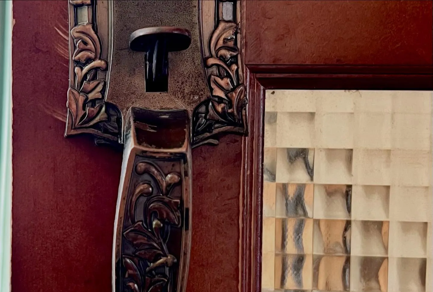 🔑 室内サムラッチの不具合、レバーハンドル錠に鍵交換で快適に...