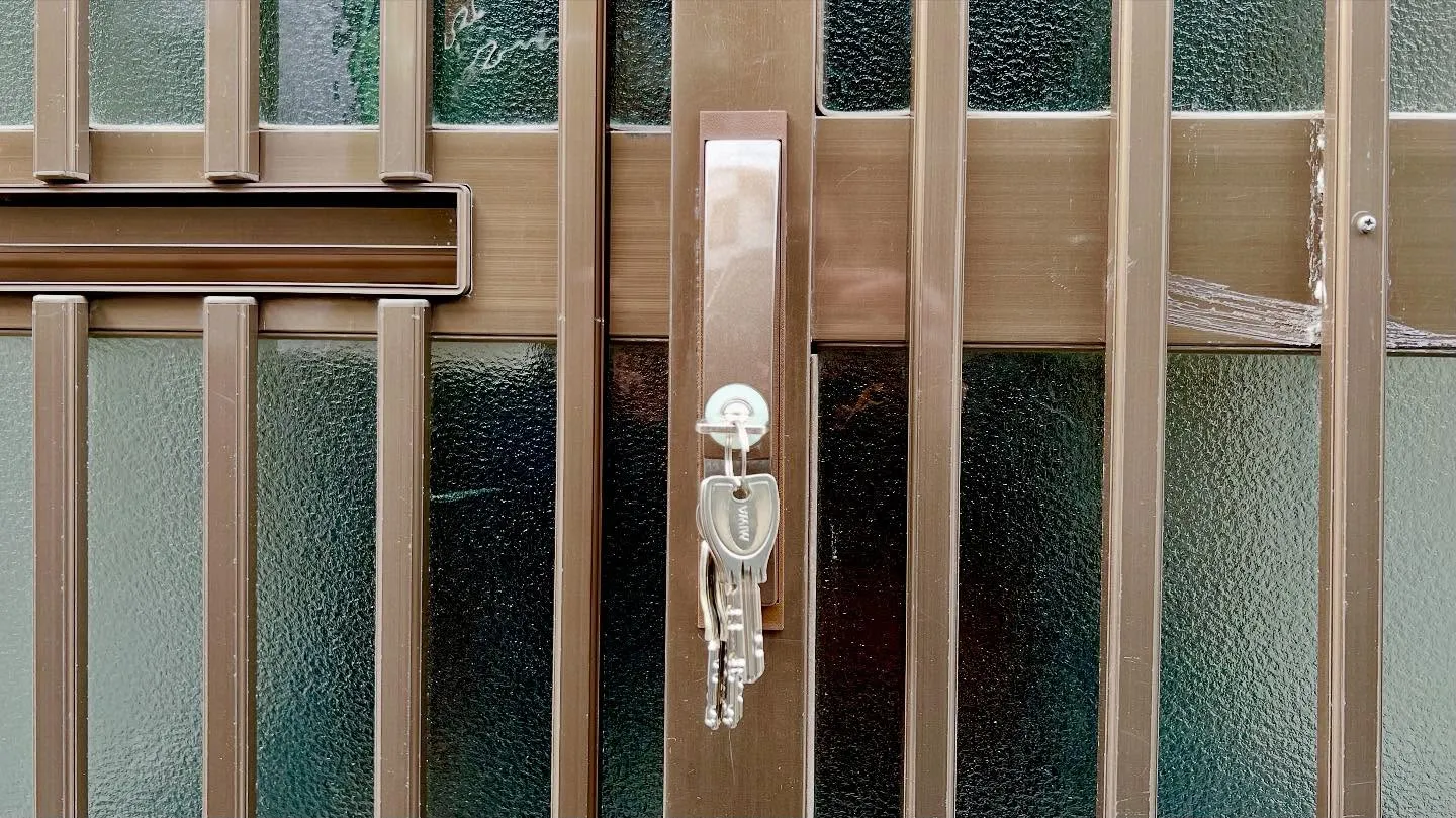 🔑 鍵のかかりが悪い原因は扉のズレ!?プロの技術で解決!