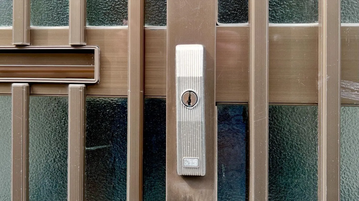 🔑 鍵のかかりが悪い原因は扉のズレ!?プロの技術で解決!