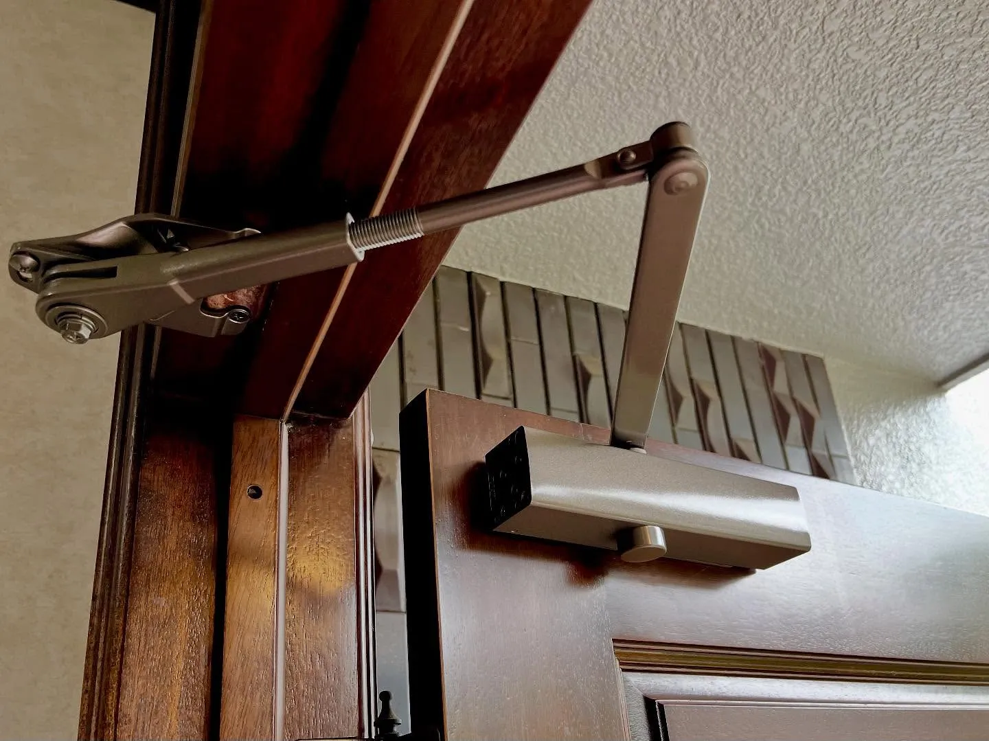 🔧 ドアクローザーの緊急交換で快適な開閉へ！🔧  