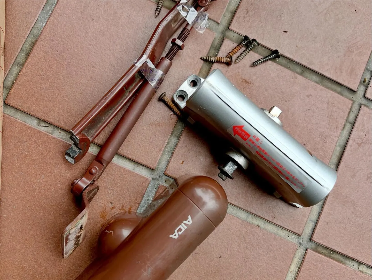 🔧 ドアクローザーの緊急交換で快適な開閉へ！🔧  