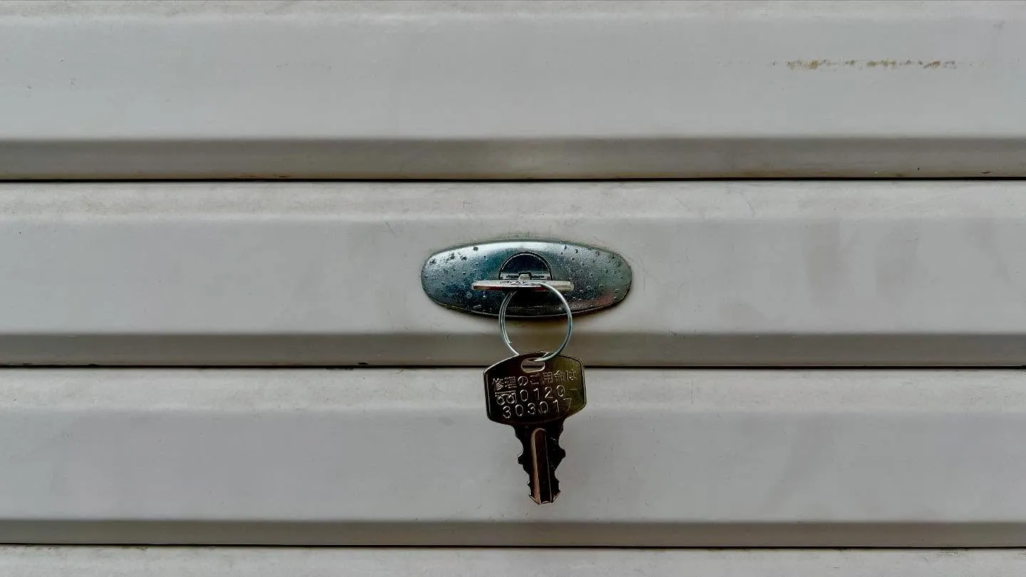 【シャッターの鍵、回らへん!?原因は〇〇やった】