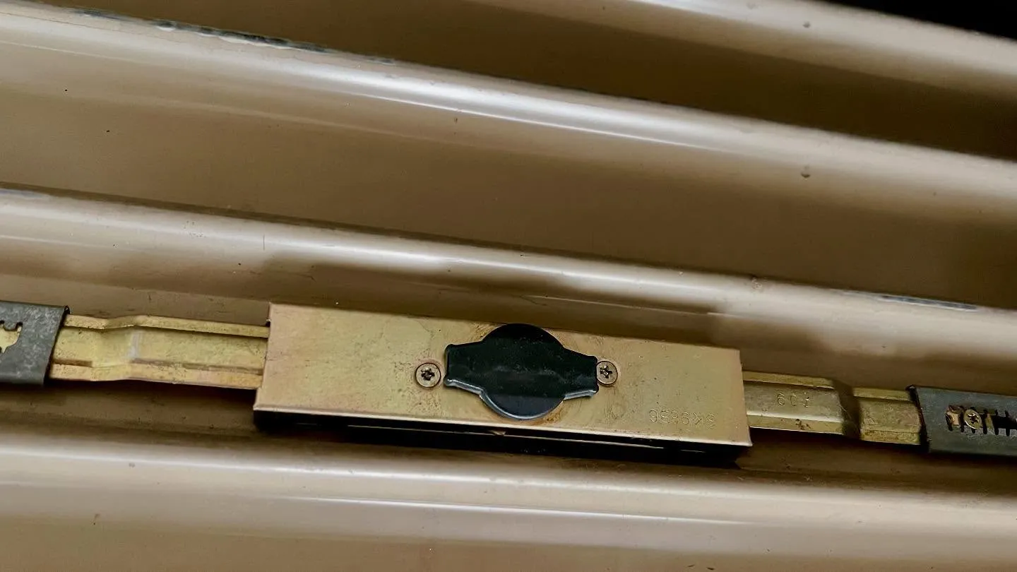 【シャッターの鍵、回らへん!?原因は〇〇やった】