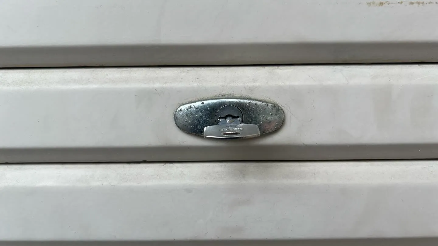 【シャッターの鍵、回らへん!?原因は〇〇やった】