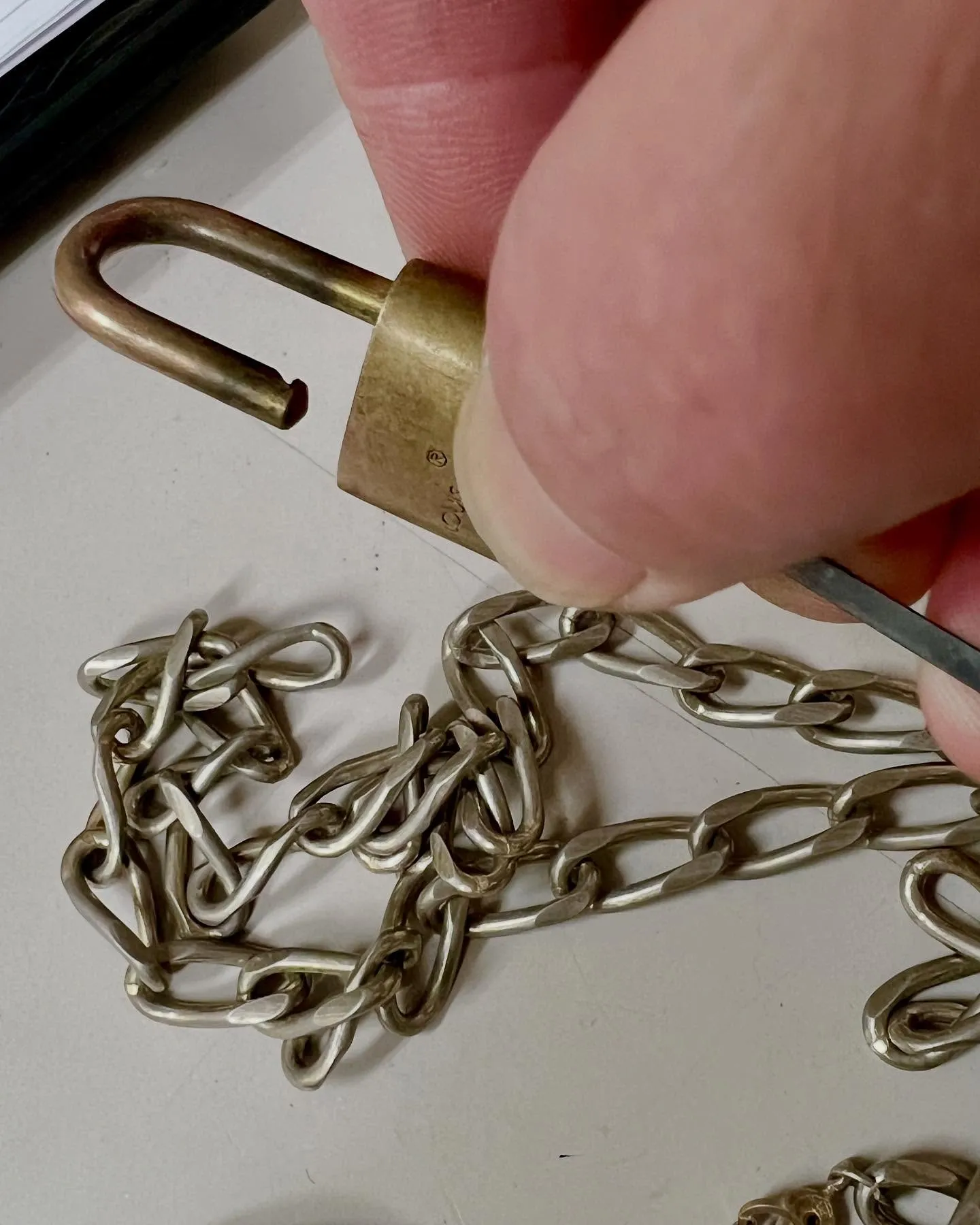 🔑【昨日店頭でのエンタメ:ルイ・ヴィトンの南京錠開け】🔑