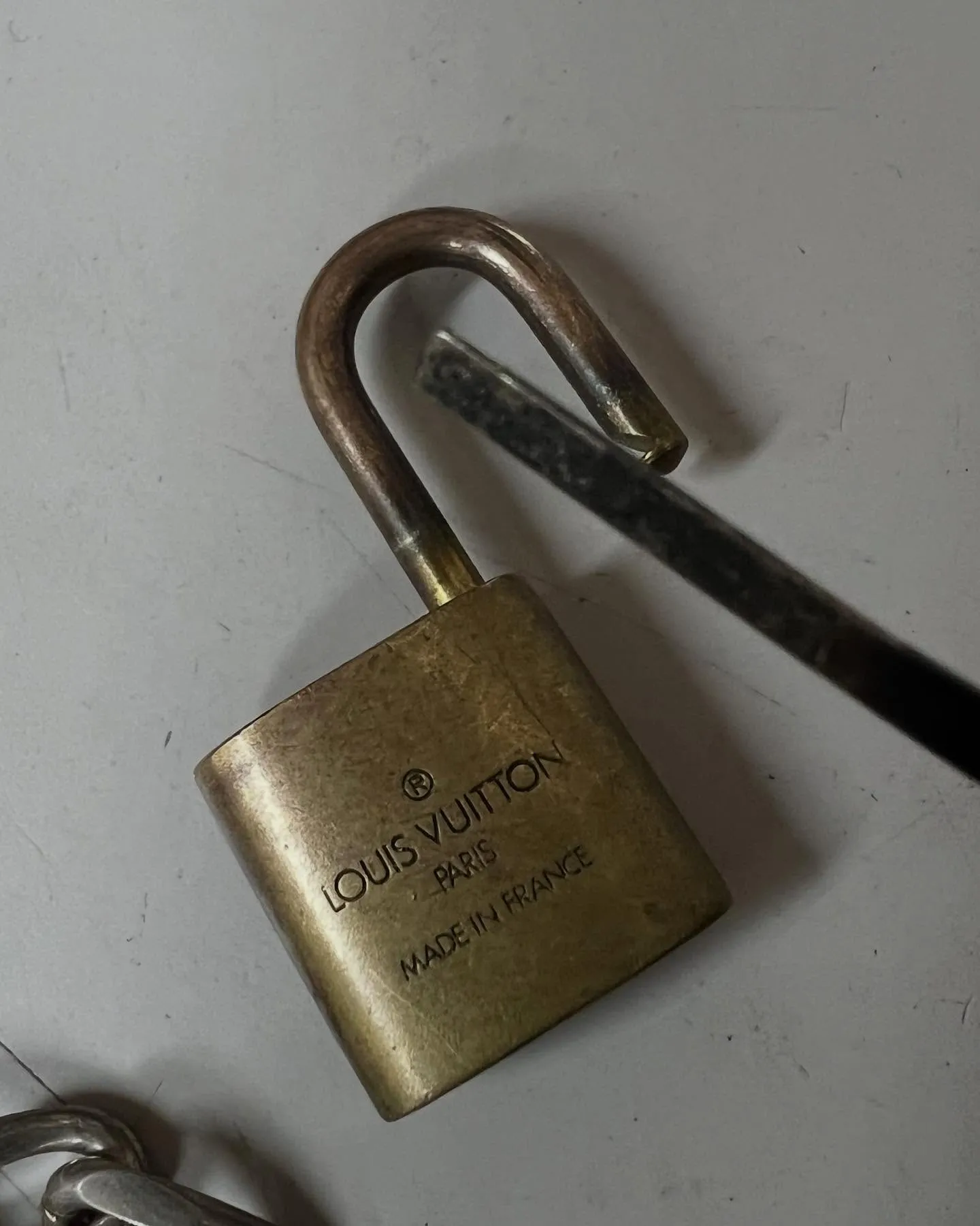 🔑【昨日店頭でのエンタメ:ルイ・ヴィトンの南京錠開け】🔑