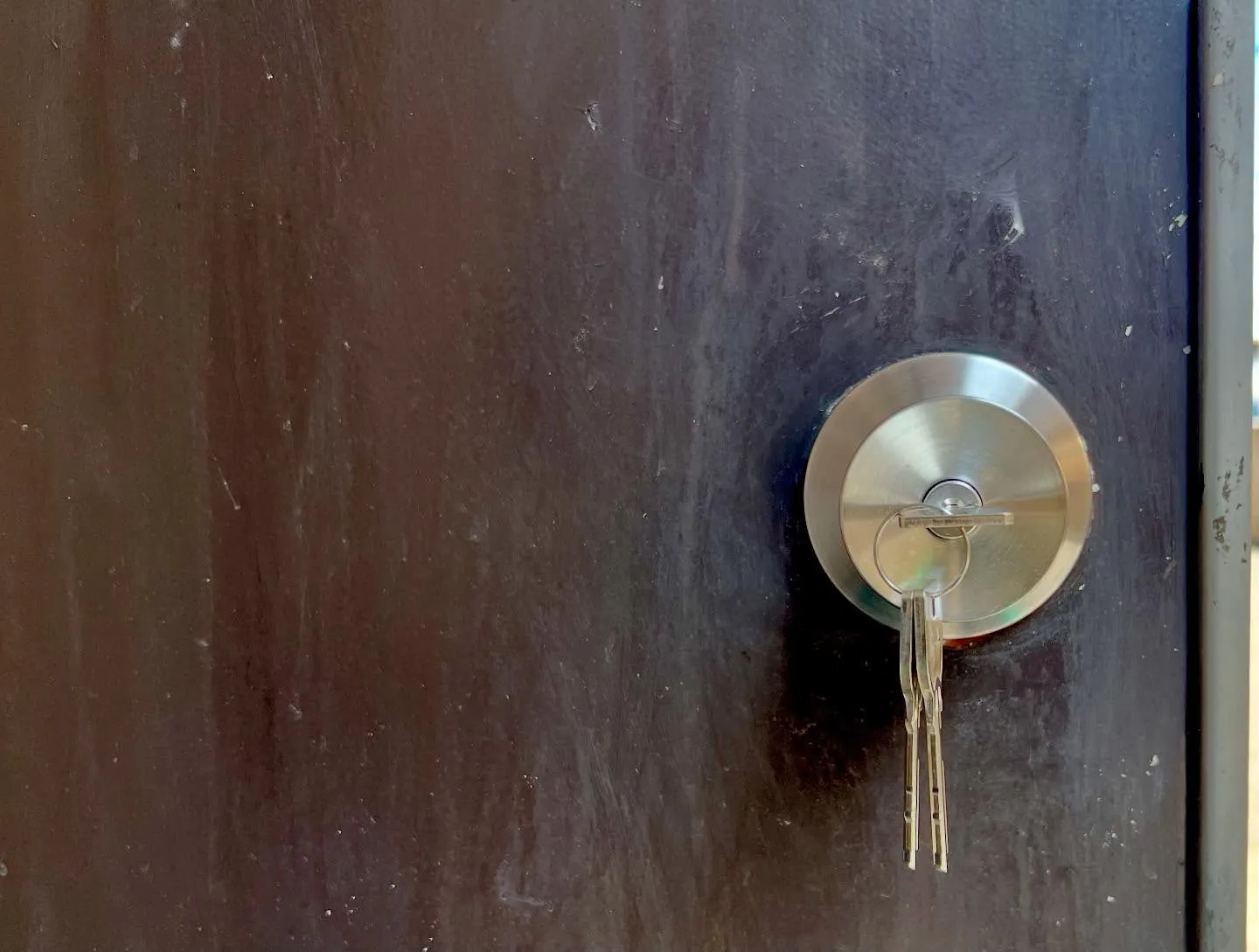 🔑 早朝工事で一日のスタート！裏口の鍵交換で安全強化🔑  