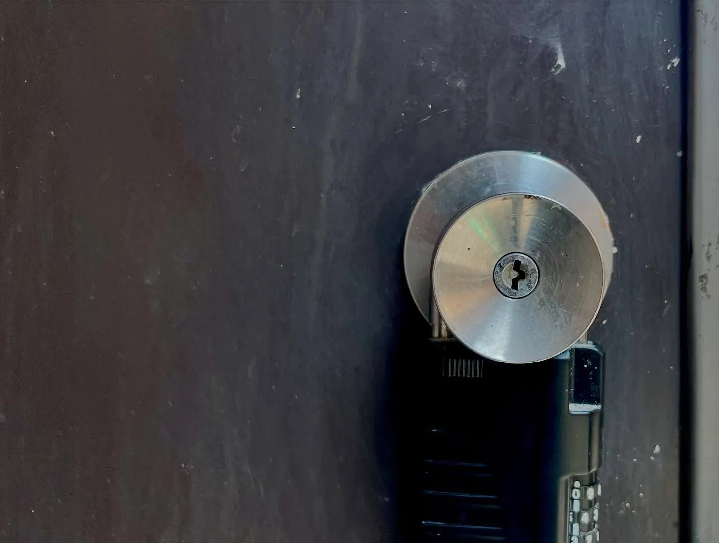 🔑 早朝工事で一日のスタート！裏口の鍵交換で安全強化🔑  