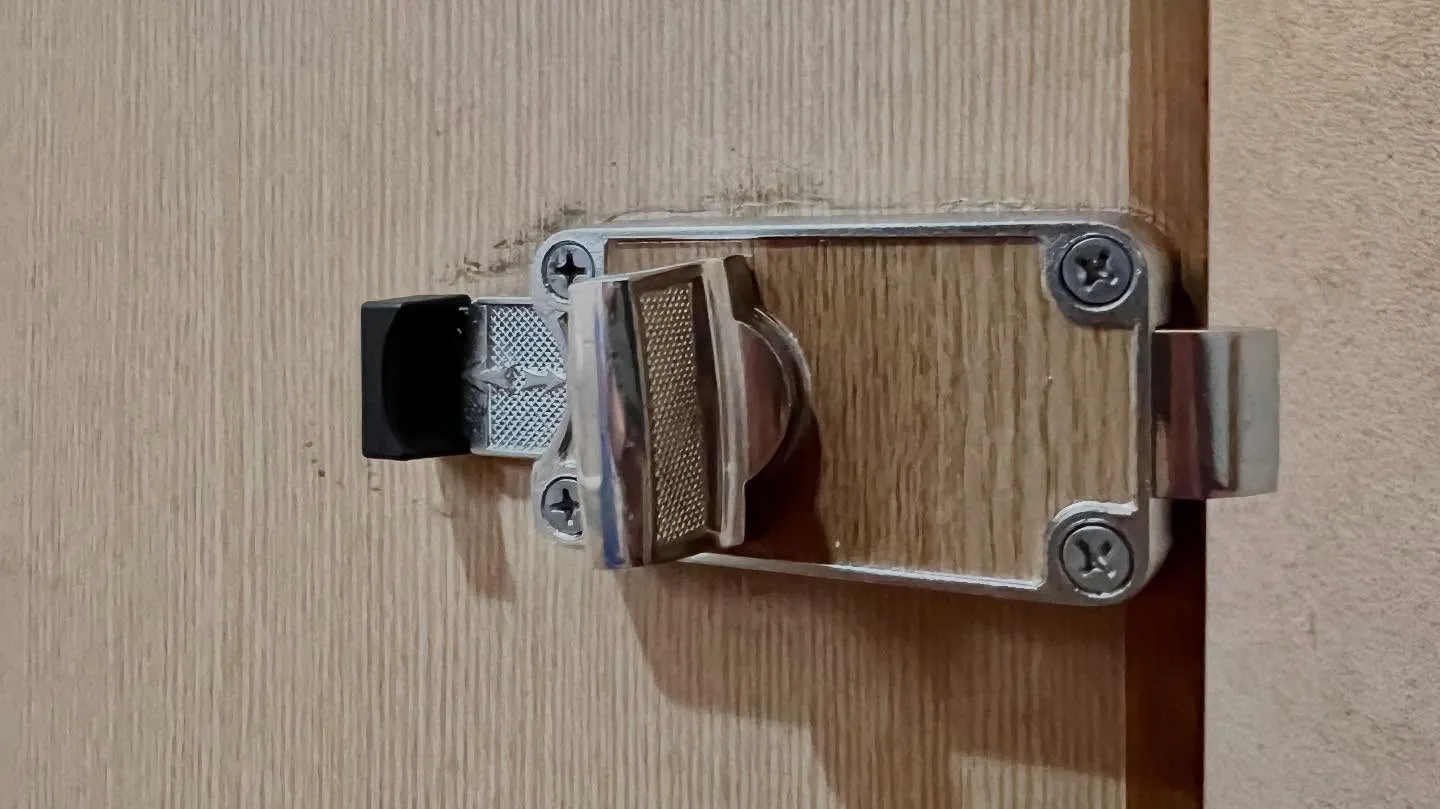 🚽【トイレの鍵、固くてロックできない…！？】  