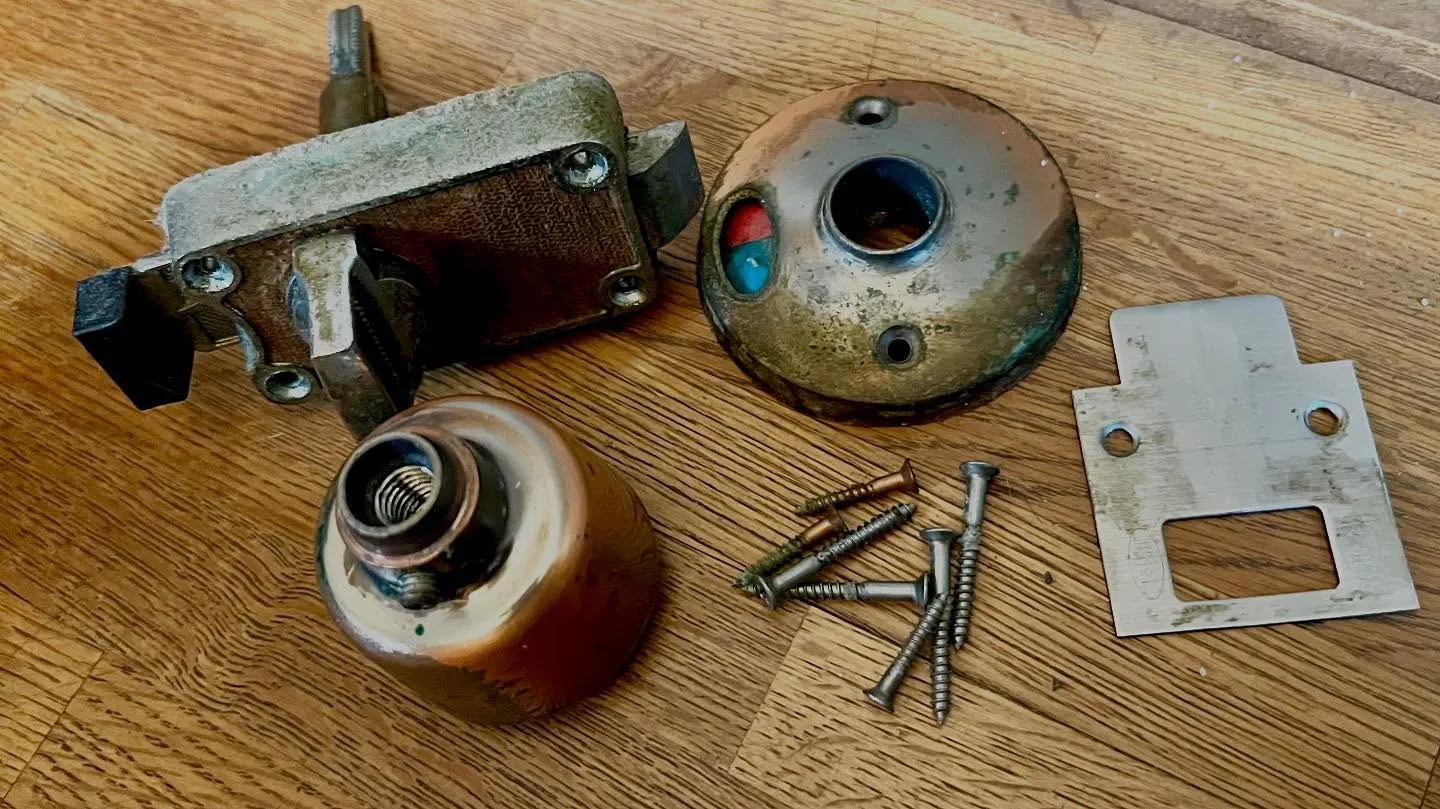 🚽【トイレの鍵、固くてロックできない…！？】  