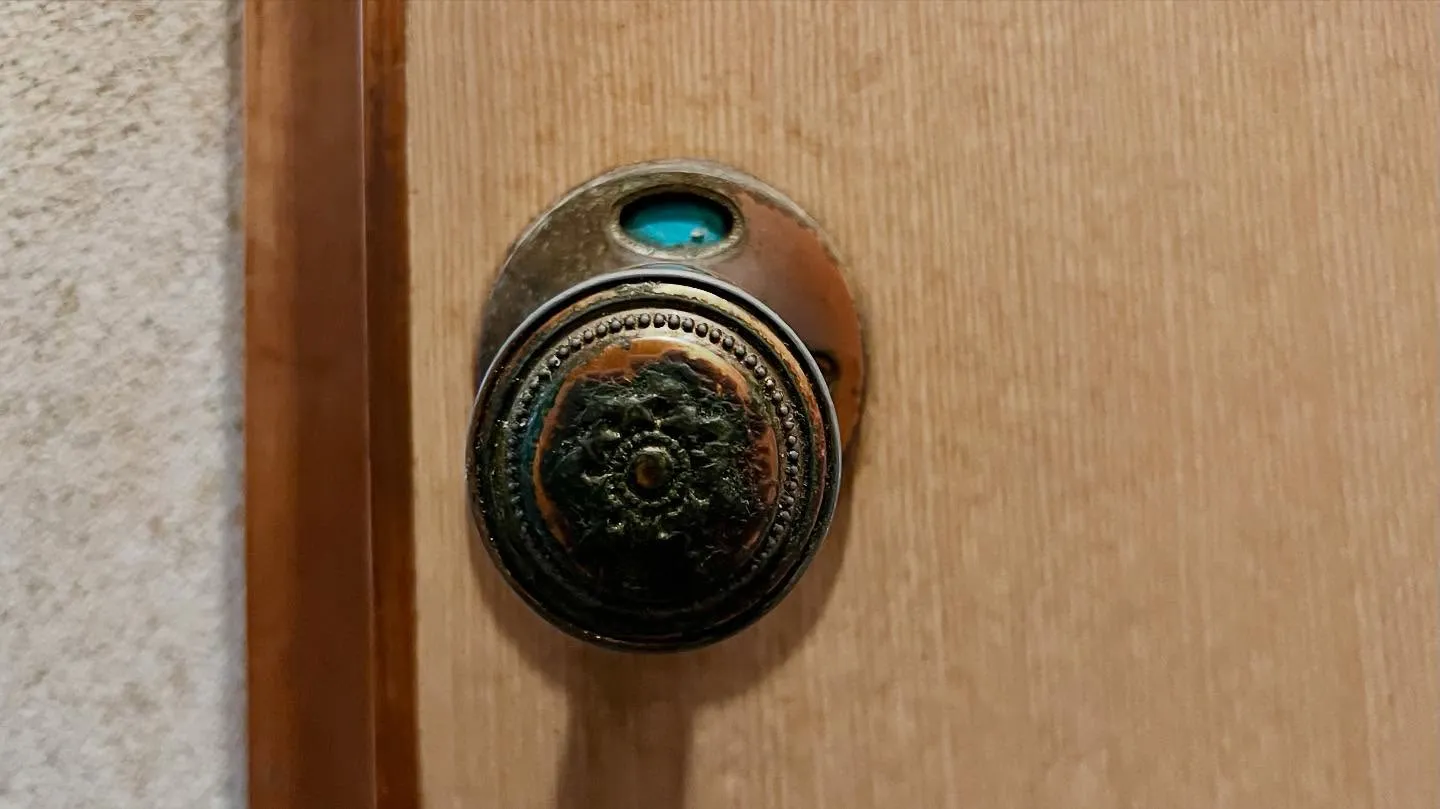 🚽【トイレの鍵、固くてロックできない…！？】  