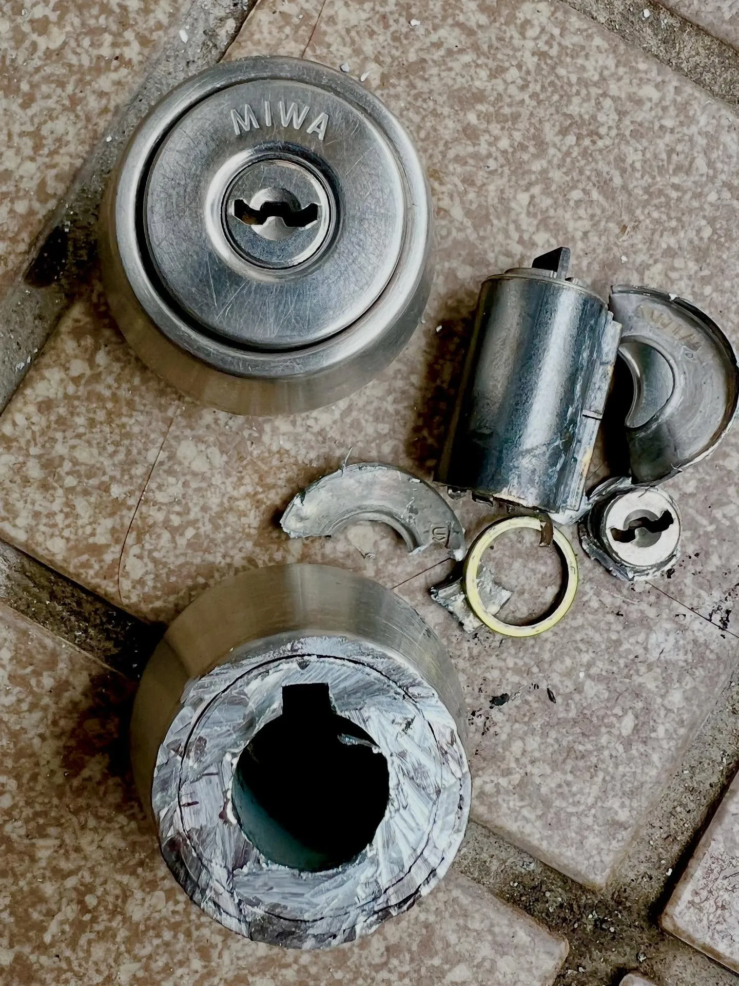 🚗 帰宅したら鍵が折れた!?ガードロックがかかって家に入れな...