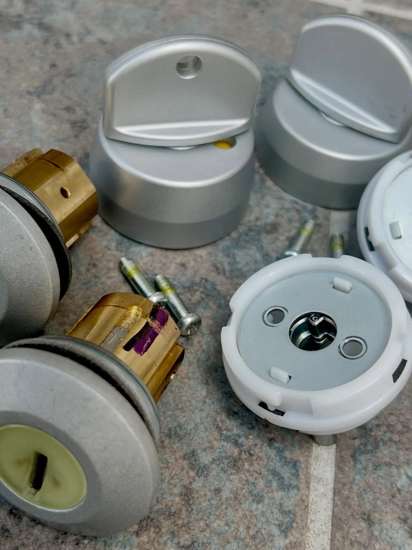 【三協アルミ「ファノーバ」仕様のGOALシリンダー交換｜鍵紛...