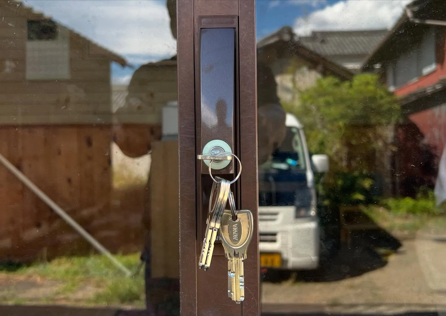 本日３件目、事務所入口引戸錠を使いやすく🔑