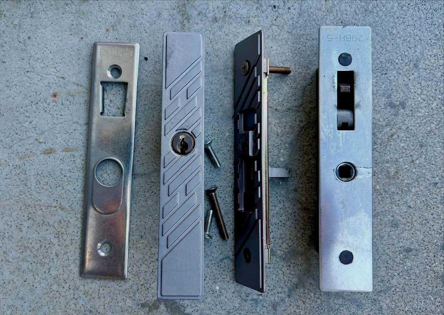 本日３件目、事務所入口引戸錠を使いやすく🔑