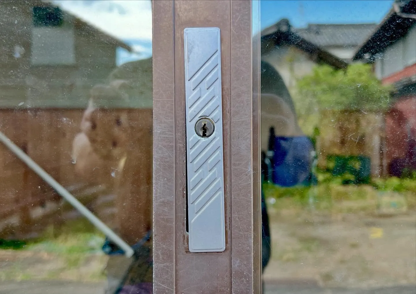 本日３件目、事務所入口引戸錠を使いやすく🔑