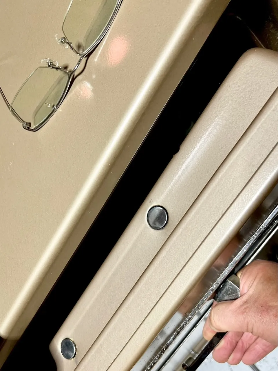 🔐本日は家庭用と業務用の中間のような金庫の開錠作業へ。