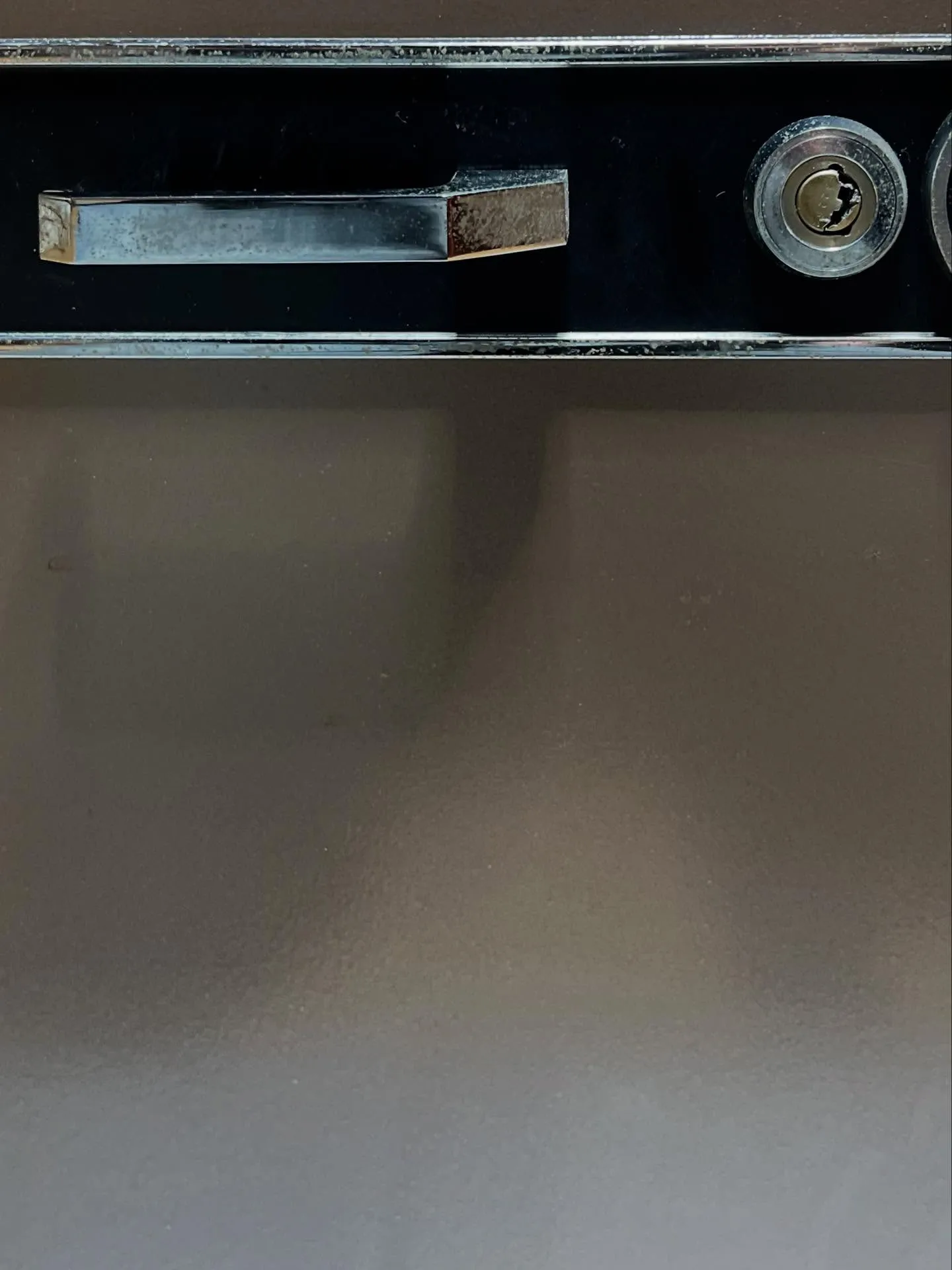 🔐本日は家庭用と業務用の中間のような金庫の開錠作業へ。