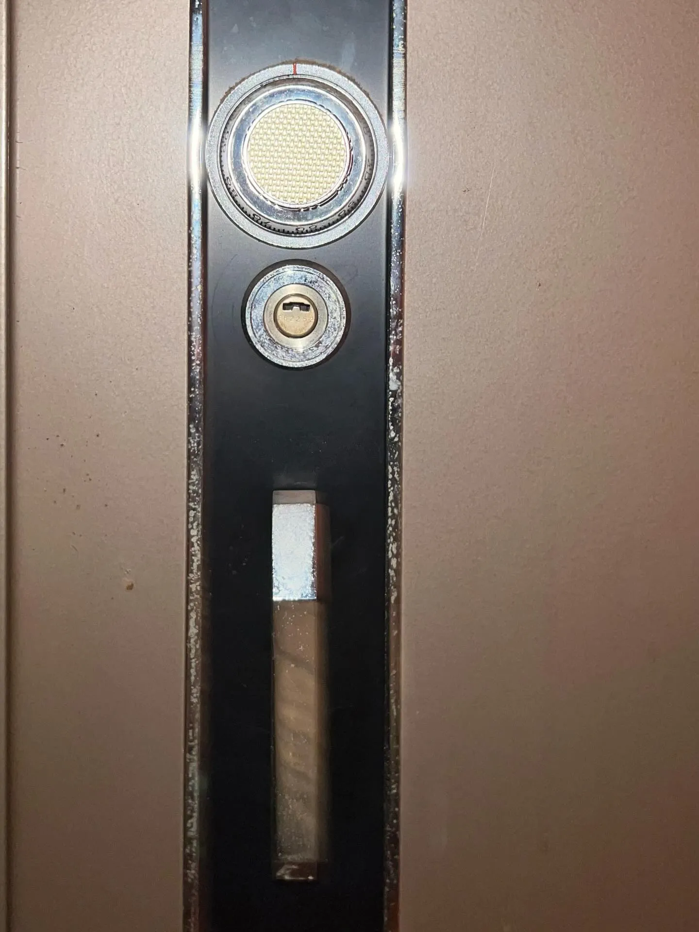 🔐本日は家庭用と業務用の中間のような金庫の開錠作業へ。