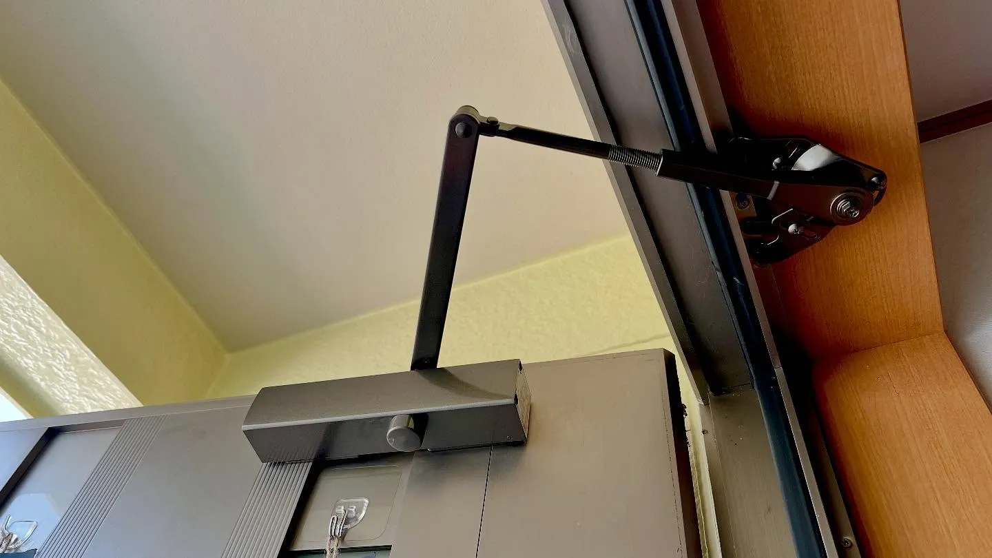 本日2件目のご依頼は、ドアクローザーの閉鎖速度が速すぎ、全開...