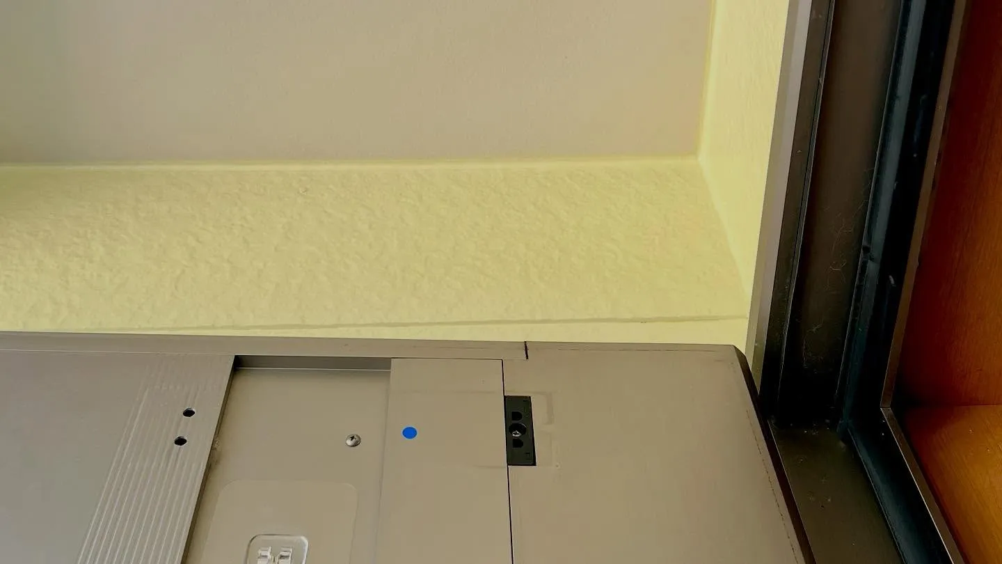 本日2件目のご依頼は、ドアクローザーの閉鎖速度が速すぎ、全開...