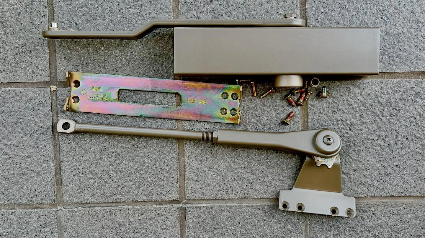 本日2件目のご依頼は、ドアクローザーの閉鎖速度が速すぎ、全開...