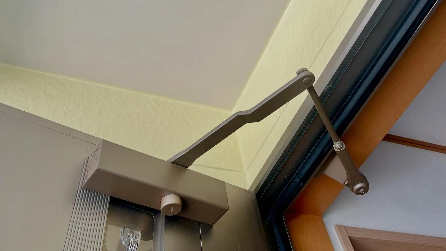 本日2件目のご依頼は、ドアクローザーの閉鎖速度が速すぎ、全開...