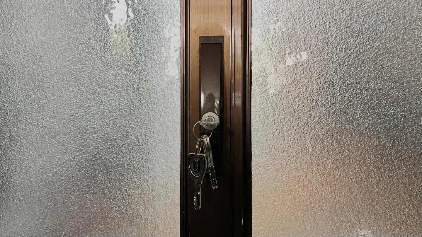 🔑【使いづらい鍵から快適なディンプルキーへ！引戸の鍵交換事例...
