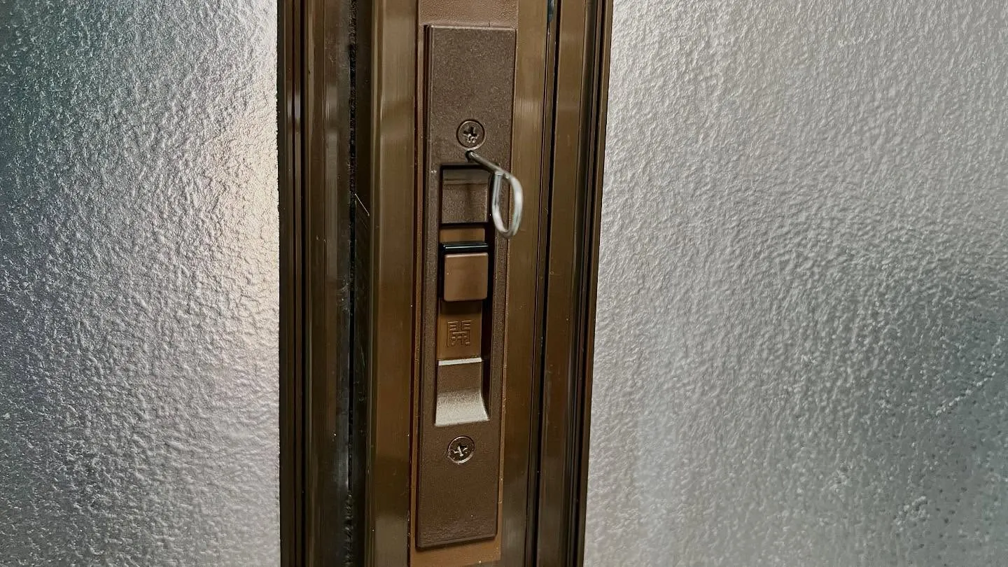 🔑【使いづらい鍵から快適なディンプルキーへ！引戸の鍵交換事例...