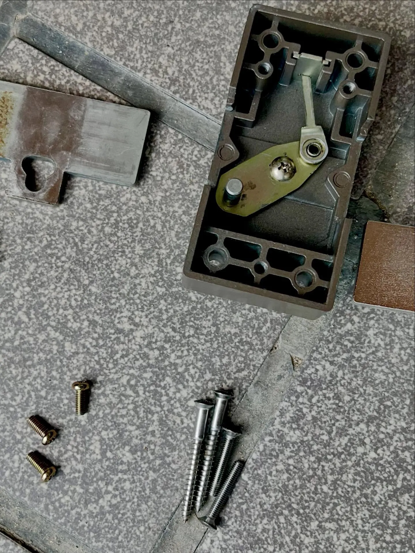 🔐【補助錠の不具合、分解修復で対応しました】🔧