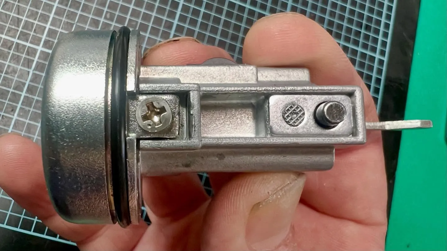 【ランドクルーザー70系|走行中に鍵が抜ける不具合への対応事...