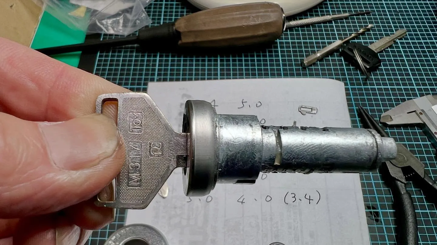 【ランドクルーザー70系|走行中に鍵が抜ける不具合への対応事...