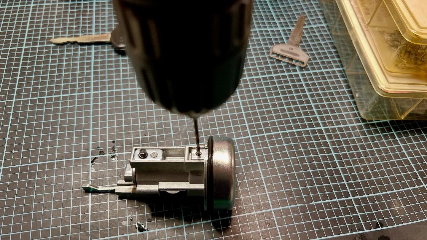 【ランドクルーザー70系|走行中に鍵が抜ける不具合への対応事...