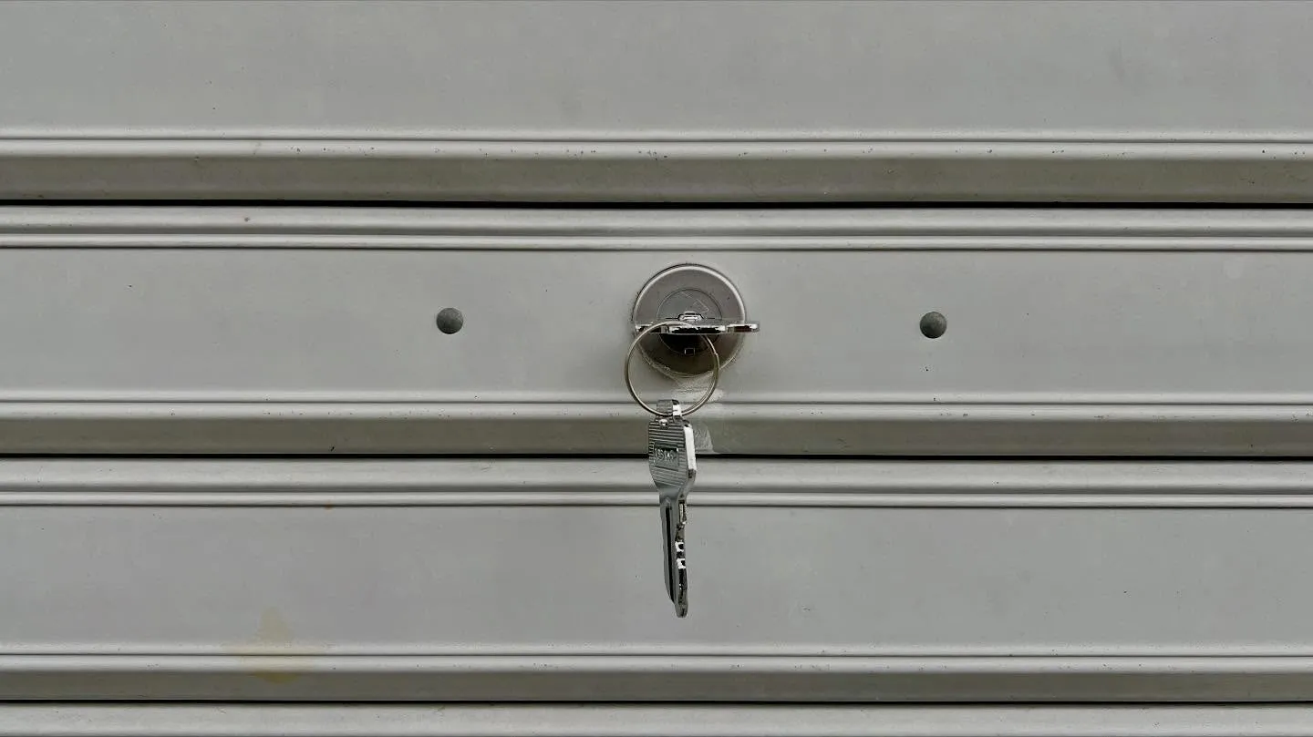 🔑【倉庫シャッターの鍵交換、10分で完了】🔑