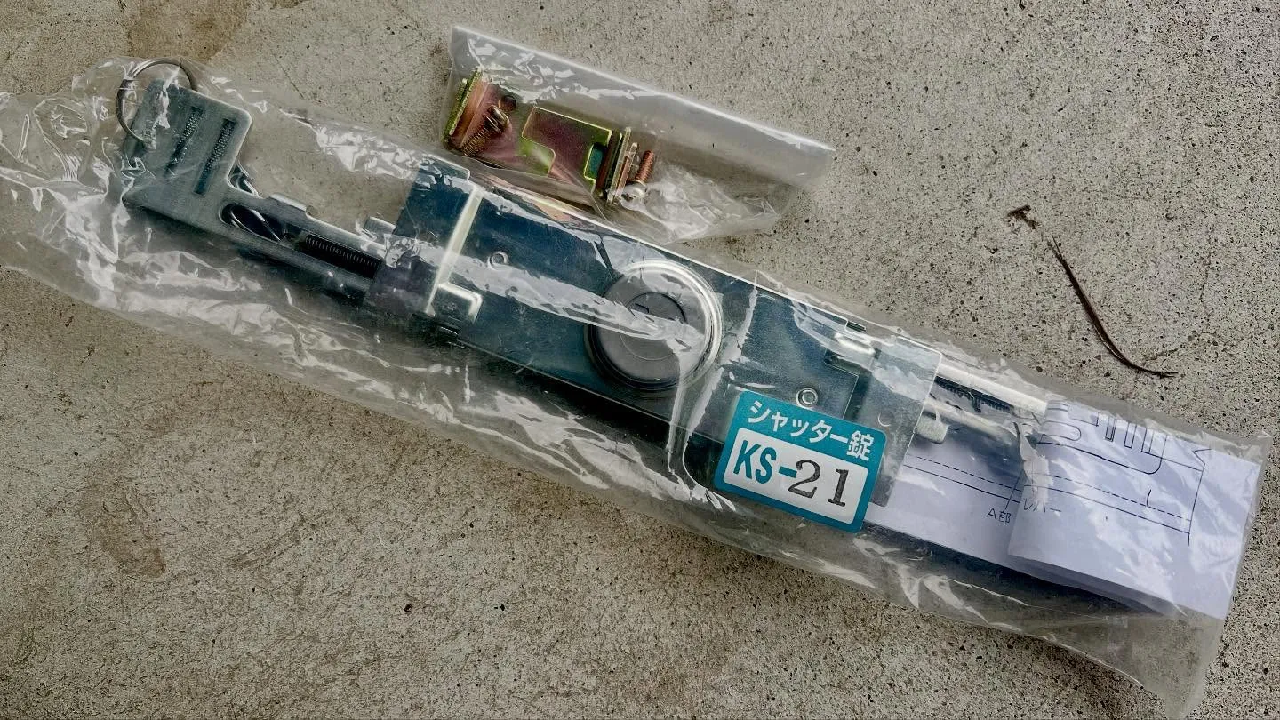 🔑【倉庫シャッターの鍵交換、10分で完了】🔑