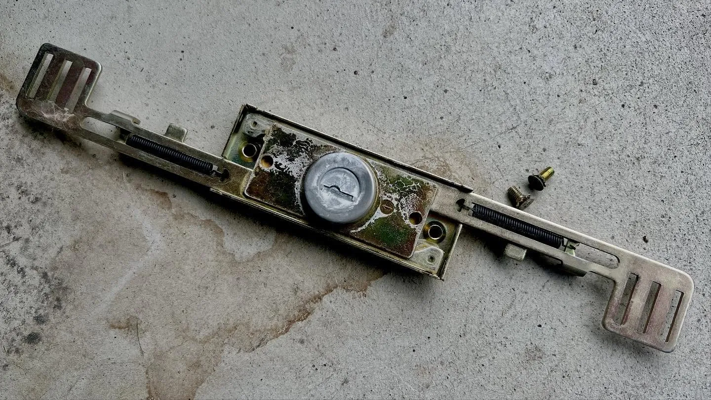 🔑【倉庫シャッターの鍵交換、10分で完了】🔑