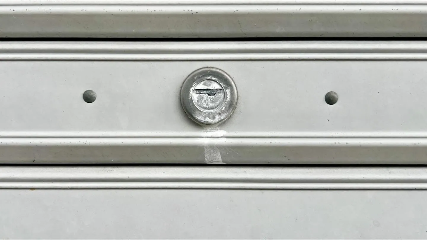 🔑【倉庫シャッターの鍵交換、10分で完了】🔑