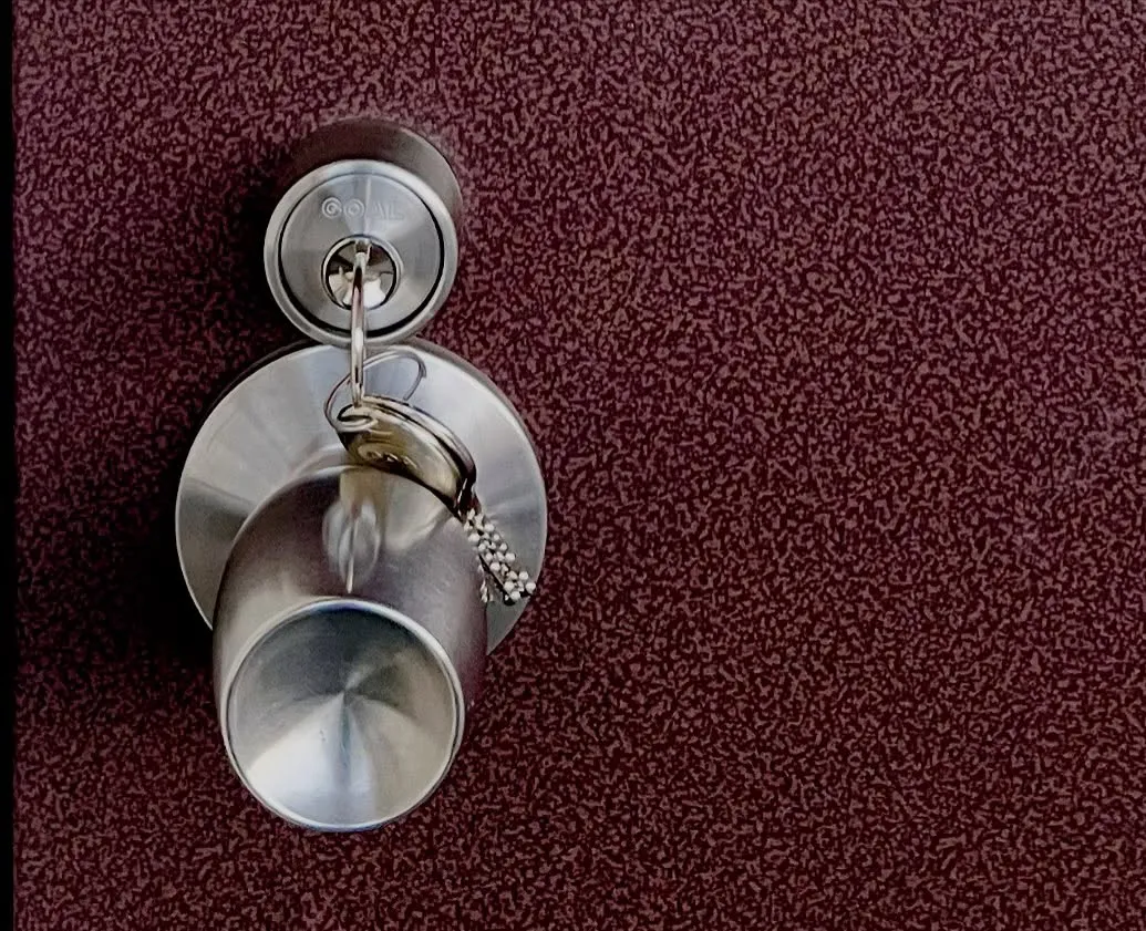 【鍵が開いている不安を解消｜補助錠＋シリンダー交換対応】