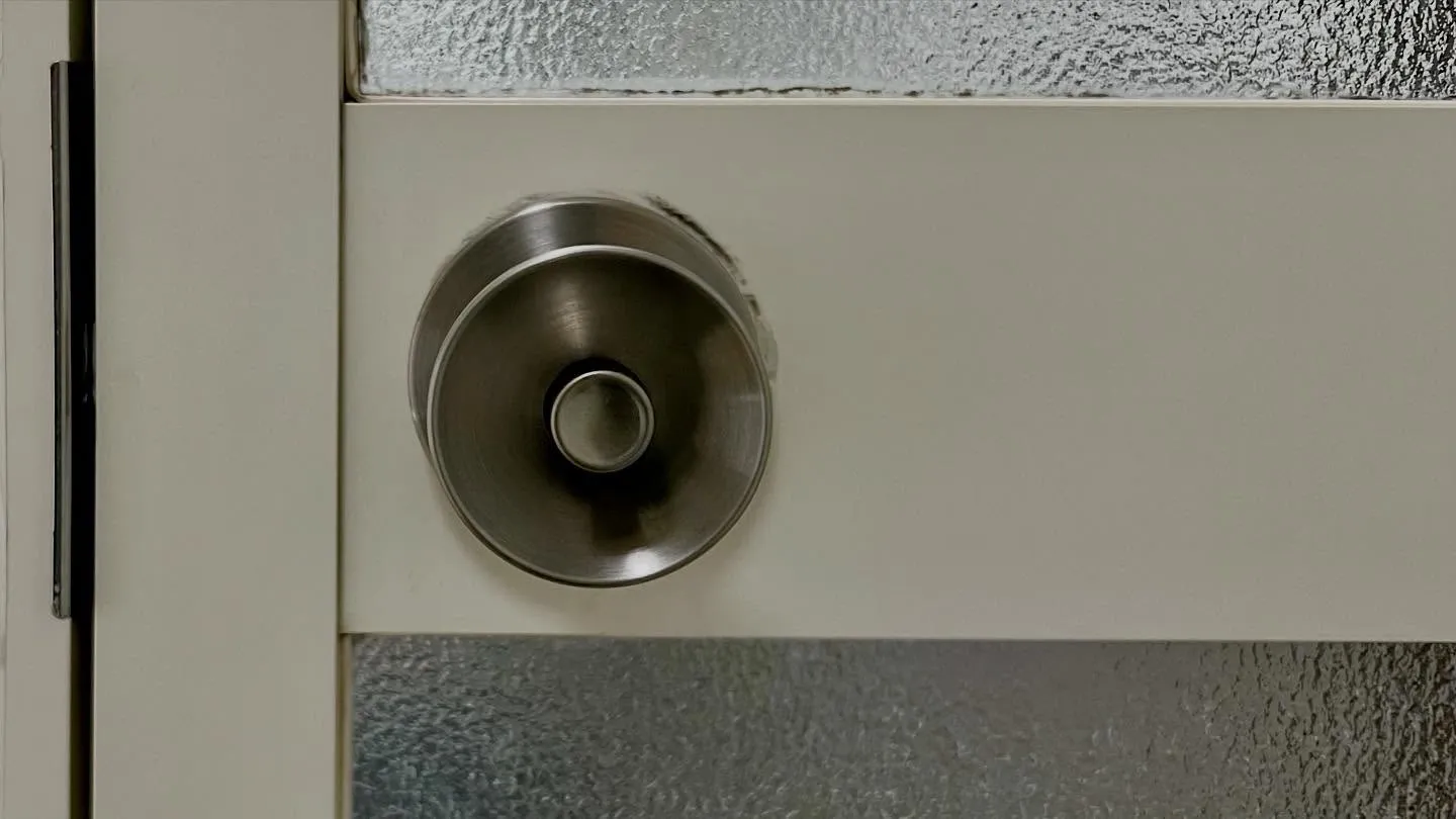 🔐【浴室の扉が勝手に開く…誤報の原因は錠前の劣化】
