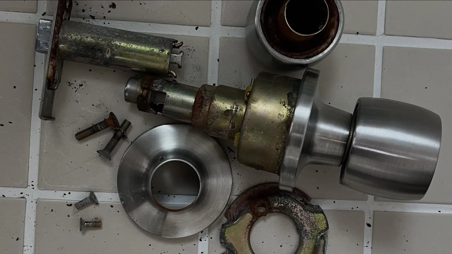 🔐【浴室の扉が勝手に開く…誤報の原因は錠前の劣化】